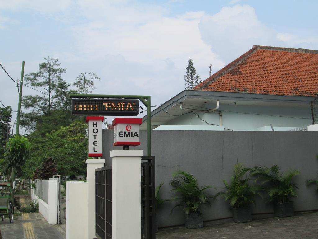 Emia Hotel Bandung Buitenkant foto